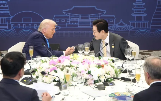 이재명 대통령과 도널드 트럼프 미국 대통령이 29일 경북 경주 힐튼호텔 그랜드볼룸에서 열린 이 대통령 주최 정상 특별만찬에서 악수하고 있다. 연합뉴스 이재명 대통령과 도널드 트럼프 미국 대통령이 29일 경북 경주 힐튼호텔 그랜드볼룸에서 열린 이 대통령 주최 정상 특별만찬에서 악수하고 있다. 연합뉴스