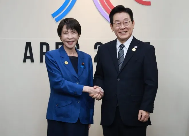 이재명(오른쪽) 대통령과 다카이치 사나에 일본 총리가 30일 경북 경주 APEC 정상회의장에서 한일 정상회담 기념촬영을 하고 있다. 뉴시스