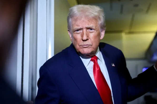 도널드 트럼프 미국 대통령이 30일(현지시간) 미국으로 향하는 전용기 에어포스원 기내에서 기자들과 대화하고 있다. 트럼프 대통령은 이날 한국 방문 중 핵무기 시험 재개 지시를 발표해 국제적 논란을 불러일으켰다. 로이터 연합뉴스 도널드 트럼프 미국 대통령이 30일(현지시간) 미국으로 향하는 전용기 에어포스원 기내에서 기자들과 대화하고 있다. 트럼프 대통령은 이날 한국 방문 중 핵무기 시험 재개 지시를 발표해 국제적 논란을 불러일으켰다. 로이터 연합뉴스