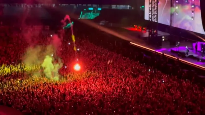 오아시스 공연 도중 관중석으로 떨어지는 조명탄. 엑스 캡처