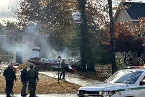 주택가 한복판 추락한 美 경비행기…주민들이 생존자 구했다