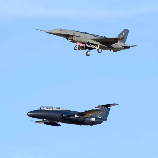 안두릴 YFQ-44A ‘퓨리’(상단)가 시험비행 중 L-29 추적기(하단)와 동행 비행을 하고 있다. 2025년 10월 31일 캘리포니아 빅토르빌 상공. 출처=워존