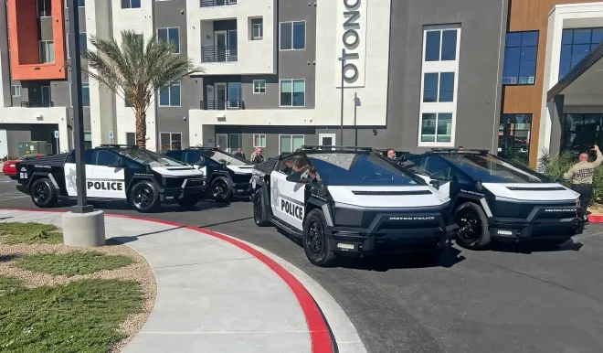 라스베이거스 메트로폴리탄 경찰국이 공개한 테슬라 ‘사이버트럭’ 순찰차들이 시내 복합건물 앞에서 시범 전시되고 있다. 이번에 도입된 차량은 총 10대로 방탄 기능과 전기 구동 시스템을 갖췄다. 2025년 10월, 미국 네바다주 라스베이거스. 사이버트럭 오너스 클럽