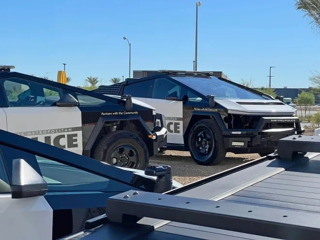 라스베이거스 메트로폴리탄 경찰국이 공개한 테슬라 ‘사이버트럭’ 순찰차들이 시내 복합건물 앞에서 시범 전시되고 있다. 이번에 도입된 차량은 총 10대로 방탄 기능과 전기 구동 시스템을 갖췄다. 2025년 10월, 미국 네바다주 라스베이거스. 사이버트럭 오너스 클럽