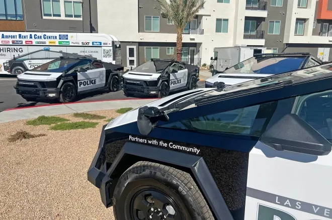 라스베이거스 메트로폴리탄 경찰국이 공개한 테슬라 ‘사이버트럭’ 순찰차들이 시내 복합건물 앞에서 시범 전시되고 있다. 이번에 도입된 차량은 총 10대로 방탄 기능과 전기 구동 시스템을 갖췄다. 2025년 10월, 미국 네바다주 라스베이거스. 사이버트럭 오너스 클럽