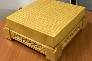 习近平礼物的围棋盘制作者，30年老匠人：“百年不裂，价值无法估量。”