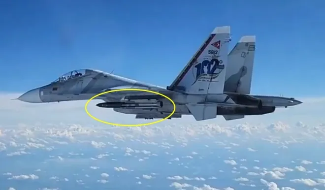 베네수엘라 공군이 공개한 Kh-31 대함 미사일로 무장한 Su-30MK2 전투기 비행 모습. 영상 캡처