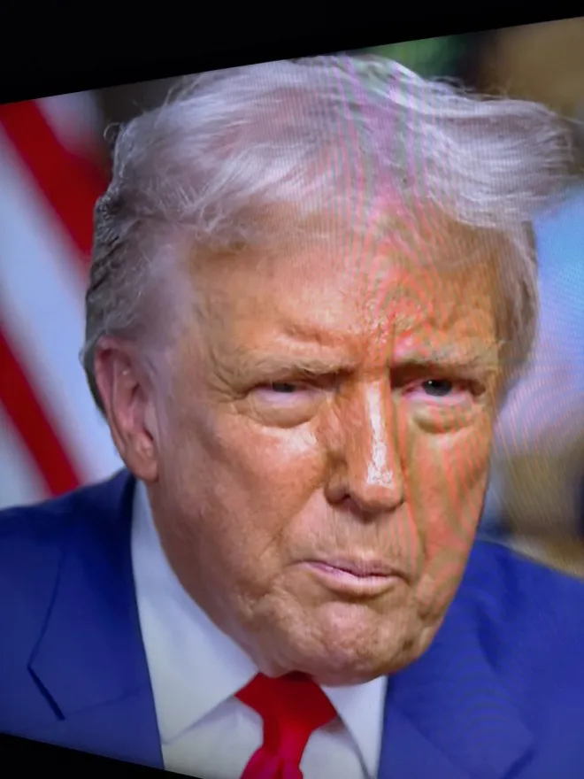 도널드 트럼프 미국 대통령이 CBS ‘60분’ 인터뷰에 출연한 모습. 방송 직후 한 인플루언서가 “땀에 젖고 횡설수설했다”며 건강 이상을 제기했다. 해리 시슨 엑스