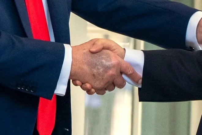 도널드 트럼프 미국 대통령이 25일(현지시간) 백악관에 도착한 이재명 대통령과 악수하고 있다. 2025.8.25 워싱턴 AP 연합뉴스