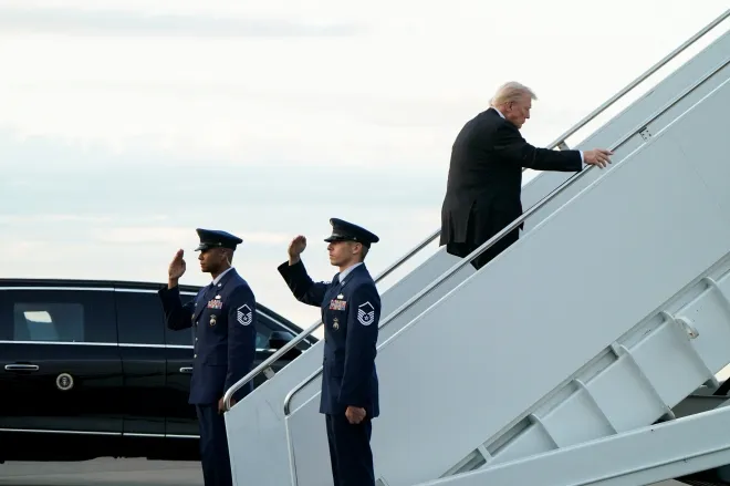 도널드 트럼프 미국 대통령이 2025년 11월 2일(현지시간) 플로리다 웨스트팜비치 국제공항에서 워싱턴으로 향하는 전용기 에어포스원에 탑승하며 난간을 잡고 있다. 로이터 연합뉴스