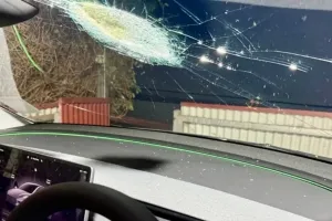 세계 첫 운석 충돌 사고?…자율주행 테슬라 차량에 정체불명 물체 ‘쾅’