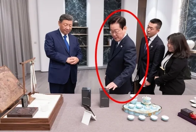 이재명 대통령과 시진핑(왼쪽) 중국 국가주석이 1일 경북 소노캄 호텔에서 국빈만찬 전 서로를 위해 준비한 선물을 보고 있다. 시 주석이 선물한 샤오미 휴대전화를 이 대통령이 만져보고 있다. 연합뉴스