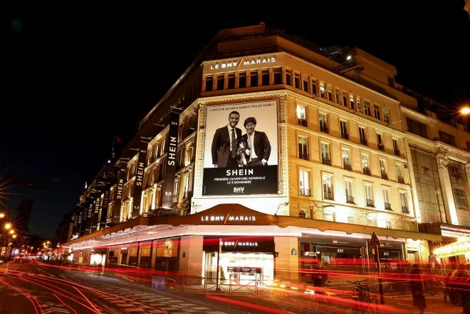 프랑스 파리 BHV 마레 백화점 외벽에 쉬인(Shein) 그룹 도널드 탕 회장과 SGM그룹 프레데릭 멀랭 회장의 사진이 담긴 대형 포스터가 걸려 있다. 쉬인은 이곳에 자사 첫 상설 매장을 개점할 예정이다. 2025년 11월 3일. 로이터 연합뉴스