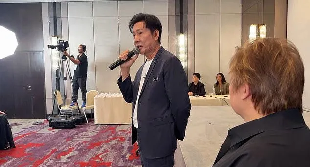 태국 방콕에서 열린 미스 유니버스 예비 행사에서 나타트 이사라그리실 부사장이 마이크를 들고 발언하고 있다. 그는 미스 멕시코의 스폰서 촬영 불참 문제를 거론하며 공개 질책했고, 이후 논란이 커지자 보안요원에게 퇴장을 지시했다. 틱톡