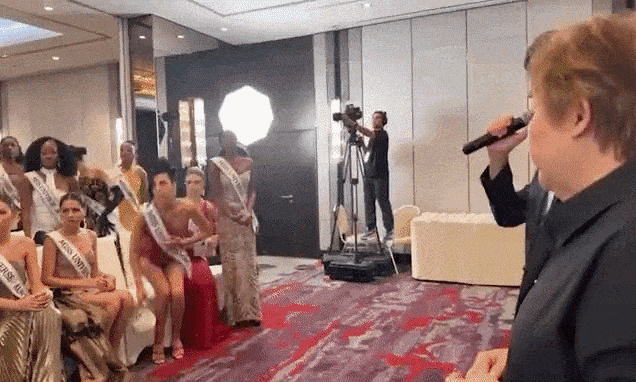 태국 방콕에서 열린 미스 유니버스 예비 행사에서 미스 멕시코가 공개 질책을 받자 일부 참가자들이 항의 표시로 일어섰다. 영상에는 전년도 우승자 빅토리아 테일비그가 “이건 여성의 권리 문제”라며 퇴장을 선언하는 장면과, 이사라그리실 부사장이 마이크를 들고 “멈춰, 앉아라”고 외치는 모습이 함께 담겼다. 틱톡