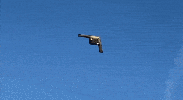 첫 번째 테스트 비행 중인 B-21의 모습.