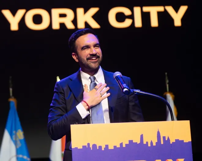 조란 맘다니 뉴욕시장 당선자가 2025년 11월 4일(현지시간) 뉴욕 브루클린의 파라마운트 극장에서 열린 선거 승리 행사에서 지지자들에게 연설하고 있다. UPI 연합뉴스