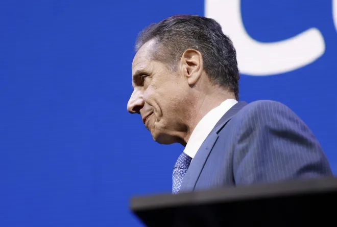 뉴욕주지사를 지낸 앤드루 쿠오모 뉴욕시장 무소속 후보가 2025년 11월 4일(현지시간) 뉴욕 지그필드 볼룸에서 열린 선거 유세 행사에서 패배 인정 연설을 마친 뒤 자리를 떠나고 있다. 이날 민주당의 조란 맘다니 후보가 뉴욕시장 선거에서 승리했다. UPI 연합뉴스