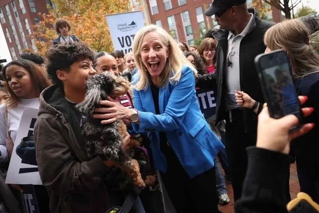 미국 민주당의 버지니아 주지사 후보 애비게일 스팬버거가 3일(현지시간) 버지니아커먼웰스대에서 지지자들과 인사하고 있다. AFP 연합뉴스