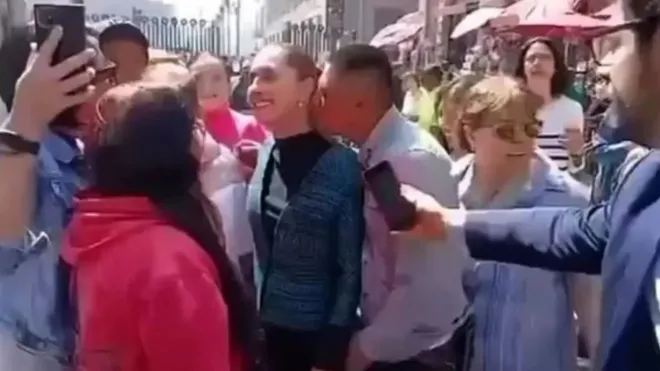 셰인바움 멕시코 대통령이 4일(현지시간) 멕시코시티 도심에서 시민들과 인사하던 중 한 남성이 뒤에서 접근해 목덜미에 입을 맞추고 상체를 더듬는 모습이 포착됐다. 출처=현지 SNS 캡처