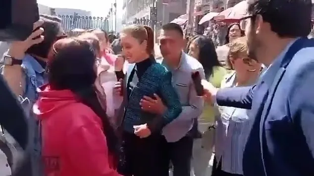 현지시간 4일 멕시코시티 도심에서 시민들과 인사하던 셰인바움 멕시코 대통령이 한 남성에게 성추행을 당하는 장면이 포착됐다. 영상에는 남성이 대통령의 뒤에서 접근해 양손으로 상체를 만지는 모습이 담겼다. 출처=현지 SNS 캡처