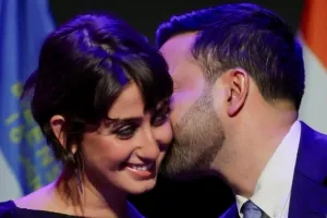 “아내 숨긴다”던 의혹 끝…뉴욕 시장 당선자 곁에 선 28세 여성의 정체