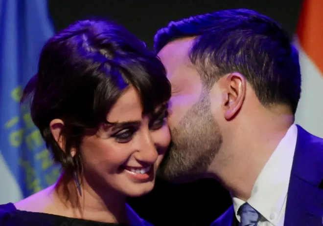 조란 맘다니(오른쪽) 뉴욕 시장 당선자가 4일(현지시간) 뉴욕 브루클린에서 열린 당선 축하 행사에서 부인 라마 두와지(왼쪽)의 볼에 입 맞추고 있다. 로이터 연합뉴스