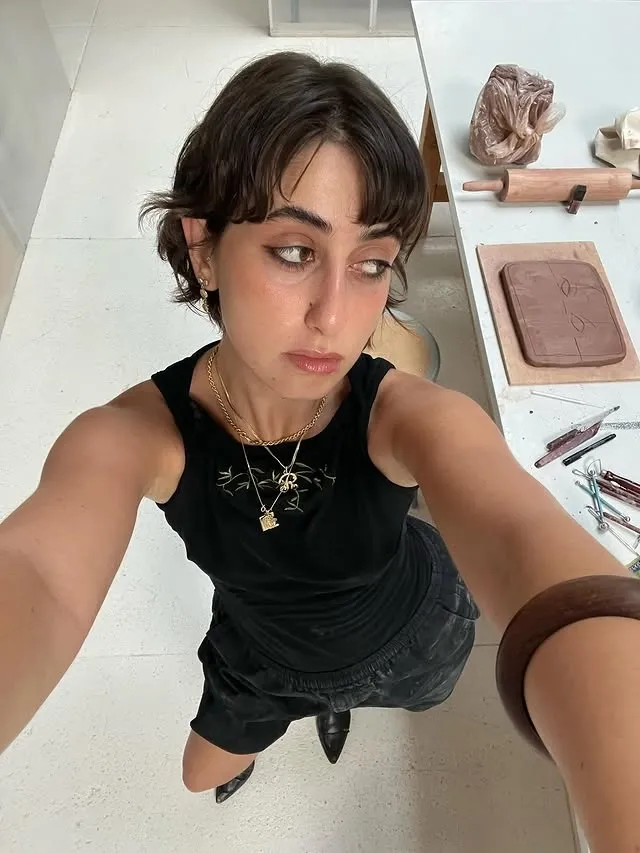 라마 두와지가 지난 9월 초 인스타그램에 올린 셀피. 그는 “8월에 본 것들 중 예술을 만들고 싶게 한 순간들”이라며 JFK공항 설치조각부터 델리 빈티지 조명, 팔레스타인 자수 작가의 작업까지 자신에게 영감을 준 14가지 장면을 소개했다. 라마 두와지 인스타그램