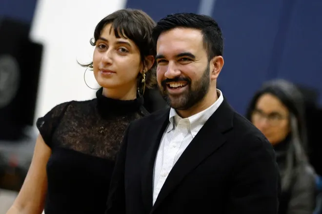 조란 맘다니(오른쪽) 뉴욕시장 후보가 4일(현지시간) 퀸스의 프랭크 시나트라 예술학교에서 부인 라마 두와지(왼쪽)와 함께 투표소에 도착하고 있다. 이날 여론조사에서는 민주당 소속 맘다니 후보가 무소속 앤드루 쿠오모와 공화당 커티스 슬리와를 앞서는 것으로 나타났다. UPI 연합뉴스