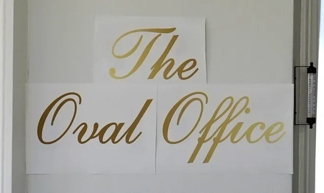 백악관 집무실 출입구 외벽에 붙은 대통령 집무실(The Oval Office) 안내판. EPA 연합뉴스