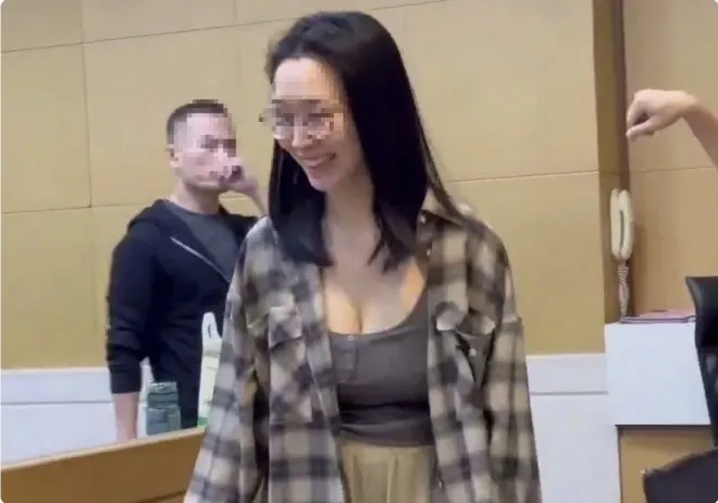 프린스그룹 천즈 회장의 비서 류춘위(가 보석 허가 후 웃으며 검찰청을 나서고 있다. 대만 뉴스채널 중톈 캡처