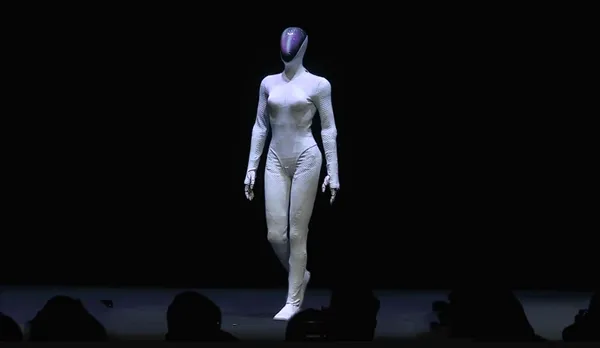 샤오펑 자동차가 지난 5일 개최한 ‘2025 샤오펑 기술의 날’ 행사에서 선보인 차세대 휴머노이드 로봇 ‘IRON’. 너무도 자연스러운 걸음 걸이 때문에 ‘사람 연기설’ 논란이 불거졌다. SNS 캡처