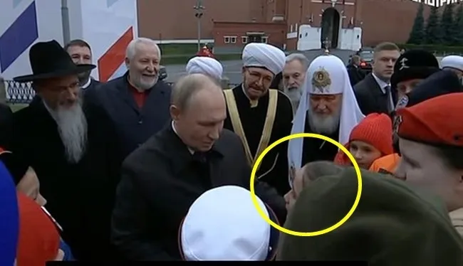 블라디미르 푸틴 러시아 대통령 앞에서 삼촌을 구해달라고 호소한 11세 소녀 키라 피메노바. 영상 캡처