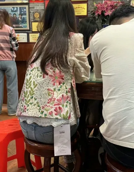 상품 태그가 달려있는 새 상품을 착용하고 외출한 한 중국 여성의 모습. SNS 캡처