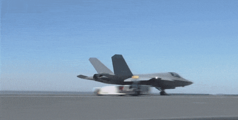 항공모함 푸젠함에서 이륙하는 항공기 모습. 중국 인민해방군