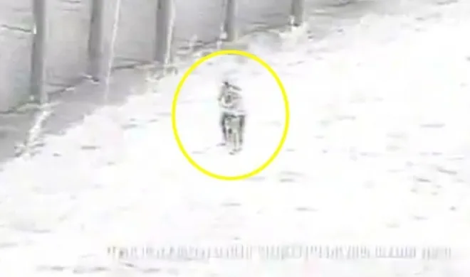 화염병을 던지는 팔레스타인 두 청소년 모습. 영상 캡처