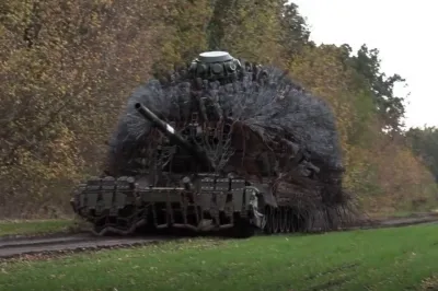 thumbnail - “드론 무서워!”…온몸에 케이블 두른 러 ‘고슴도치 전차’ 등장