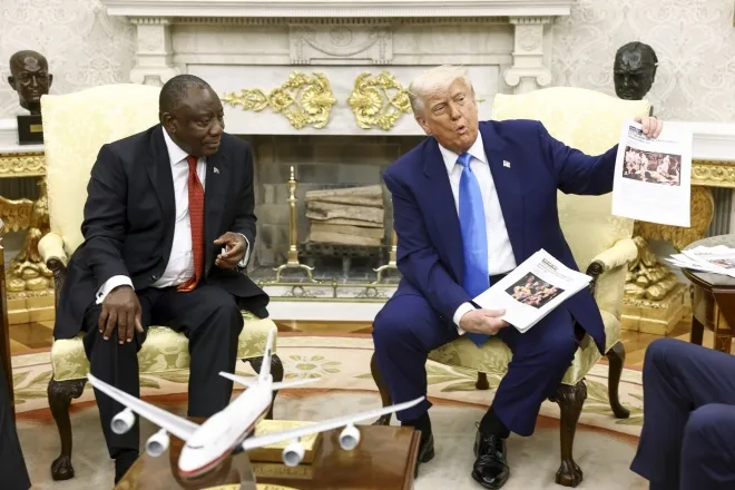 지난 5월 21일 도널드 트럼프 대통령이 남아공 시릴 라마포사 대통령과의 정상회담에서 백인 농부 집단 학살 의혹 관련 준비한 문서를 보여주고 있다. UPI 연합뉴스