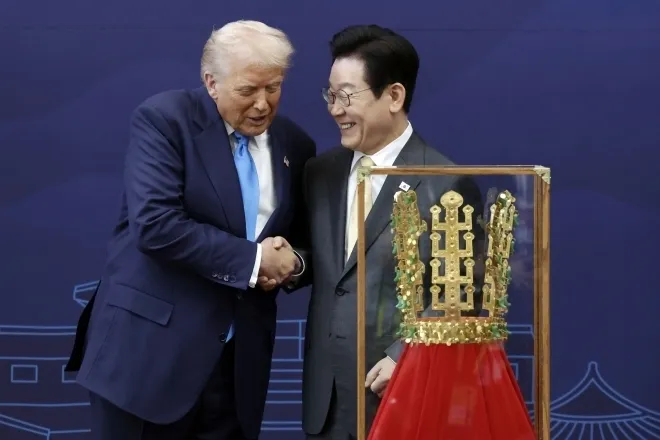 이재명 대통령이 29일 경북 경주박물관에서 도널드 트럼프 미국 대통령에게 ‘천마총 금관 모형’을 선물한 뒤 악수하고 있다. 2025.10.29 대통령실통신사진기자단