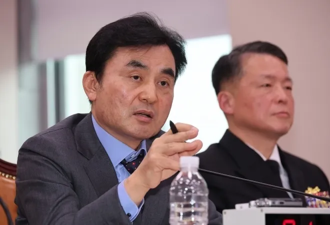 안규백 국방부 장관이 17일 국회 법제사법위원회에서 열린 군사법원 등에 대한 국정감사에서 의원질의에 답변하고 있다. 2025.10.17 연합뉴스