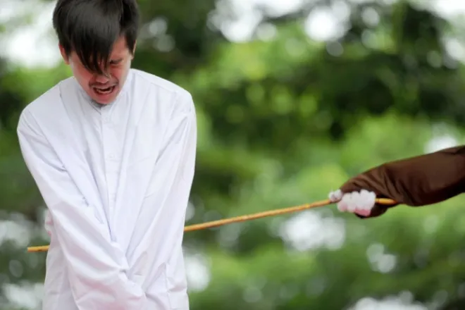 태형을 집행받는 남성 자료사진