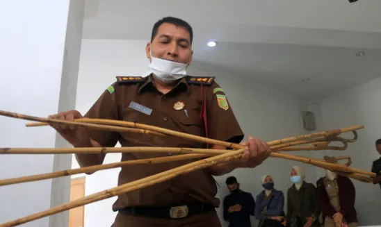 태형을 집행하는 인도네시아 당국이 태형 도구를 들어 보이고 있다. EPA