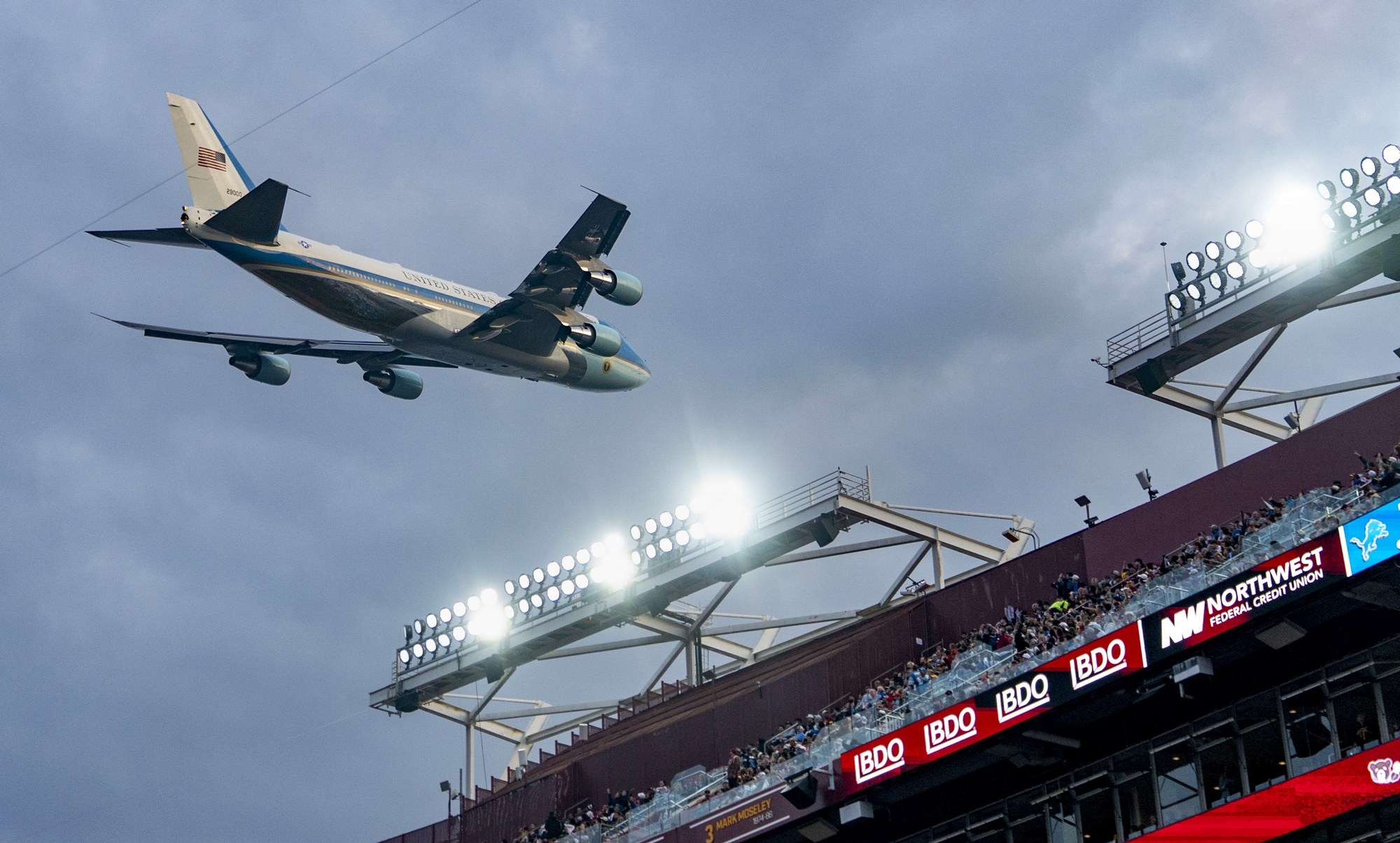 thumbnail - [포착] “나 도착했다”…트럼프, 에어포스원 타고 NFL 경기장 저공비행 (영상)