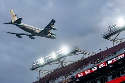 thumbnail - “나 도착했다”…트럼프, 에어포스원 타고 NFL 경기장 저공비행 (영상)