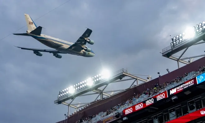 지난 9일(현지시간) 트럼프 대통령이 탑승한 에어포스원이 노스웨스트 스타디움 위를 저공비행하고 있다. UPI 연합뉴스