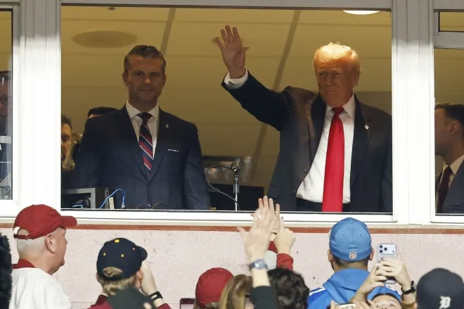 지난 9일(현지시간) 트럼프 대통령이 노스웨스트 스타디움에서 손을 들어 화답하고 있다. 로이터 연합뉴스