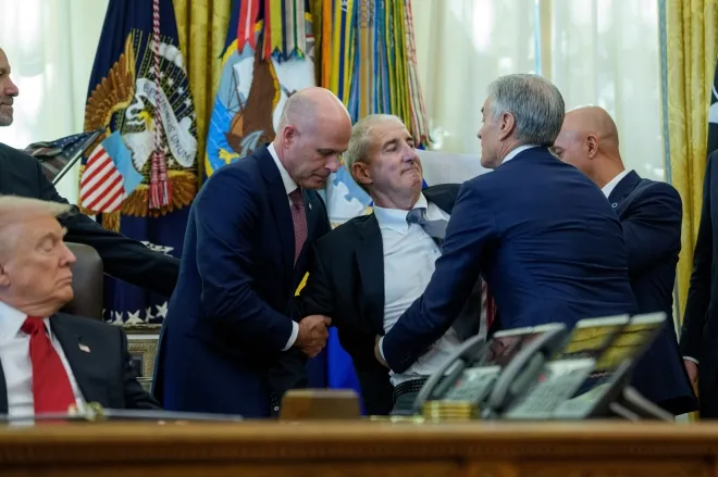 도널드 트럼프 미국 대통령이 6일(현지시간) 워싱턴 백악관 집무실에서 발언하던 중 한 참석자가 쓰러지자 관계자들이 급히 부축하고 있다. 이날 트럼프 행정부는 일라이릴리와 노보노디스크 등 제약사들과 비만치료제 가격을 낮추는 협약을 체결했다. EPA 연합뉴스