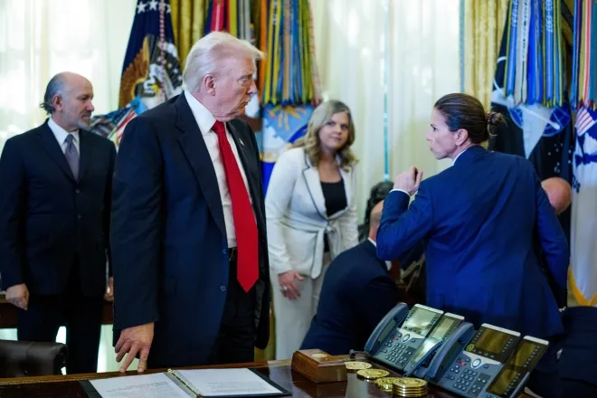 도널드 트럼프 미국 대통령이 6일(현지시간) 워싱턴 백악관 집무실에서 비만치료제 가격 인하 합의를 발표하던 중 쓰러진 참석자에 대한 상황을 보고받고 있다. 이날 트럼프 행정부는 일라이릴리와 노보노디스크 등 제약사들과 비만치료제 가격을 낮추는 협약을 체결했다. EPA 연합뉴스