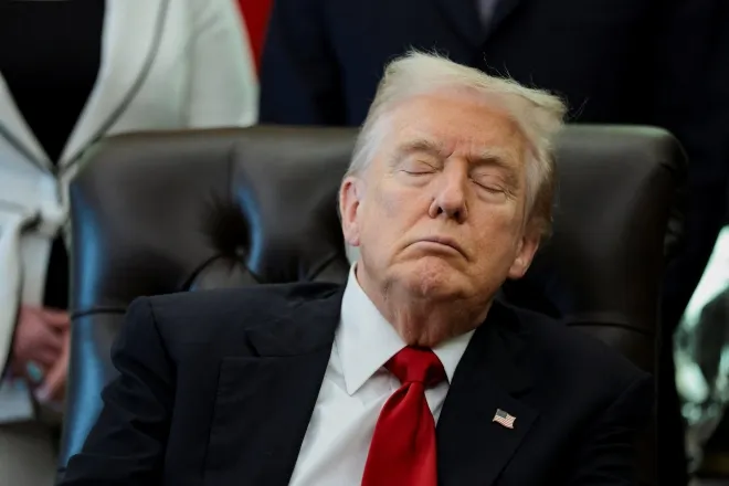 도널드 트럼프 미국 대통령이 6일(현지시간) 워싱턴 백악관 집무실에서 비만치료제 가격 인하 협약을 발표하던 중 눈을 감고 있다. 트럼프 대통령은 행사 내내 피로한 모습을 보였고 현장 영상이 공개되면서 ‘졸음왕’ 논란이 일었다. 로이터 연합뉴스