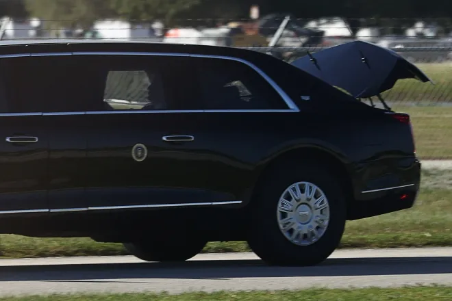 도널드 트럼프 미국 대통령이 9일(현지시간) 플로리다 팜비치 국제공항으로 이동하는 차량 행렬에서 전용 리무진 ‘더 비스트’가 트렁크를 연 채 주행하고 있다. 로이터 연합뉴스